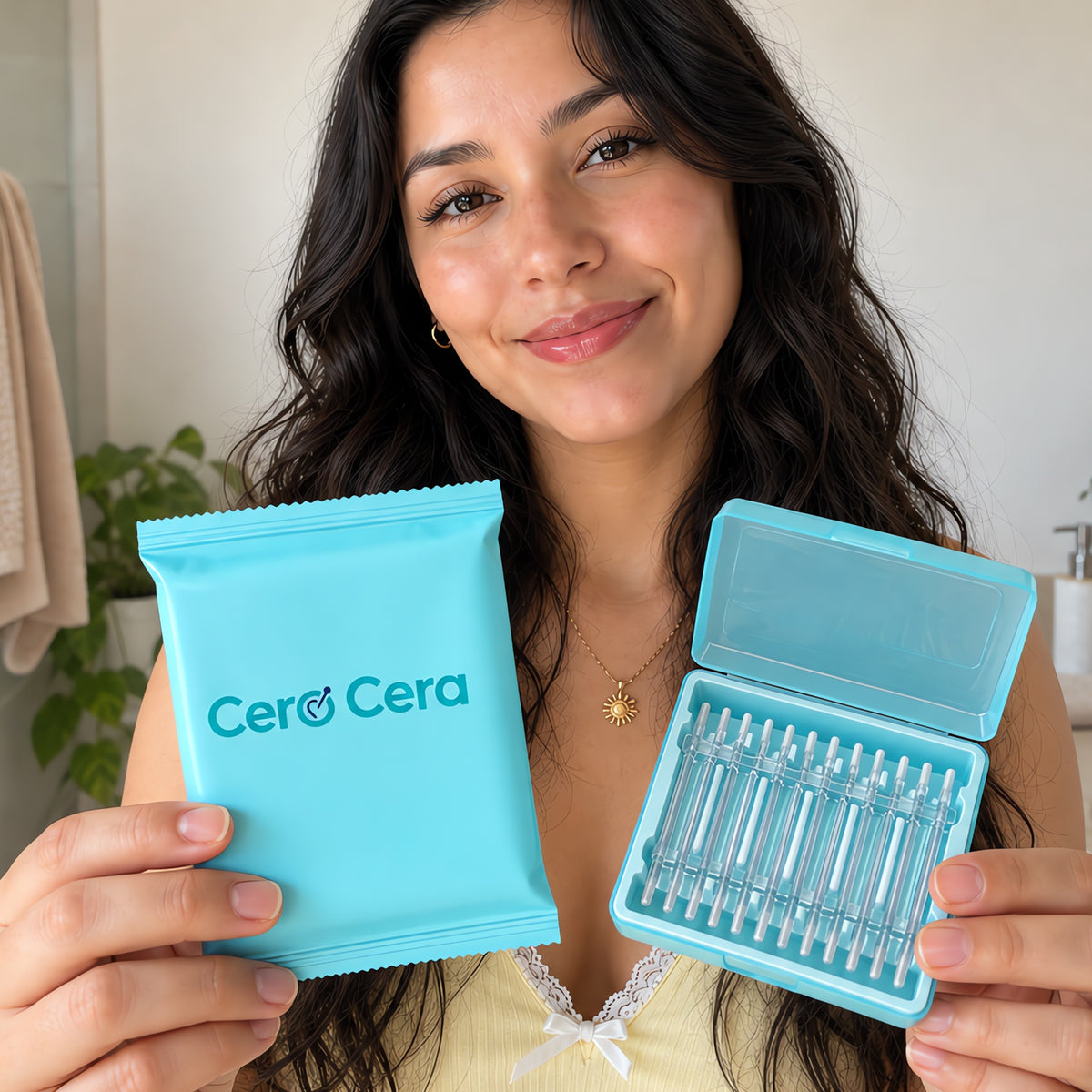 Mujer sonriendo con el paquete y el estuche de Cero Cera en las manos